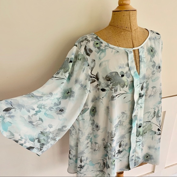 White flower blouse - Picture 2 of 6